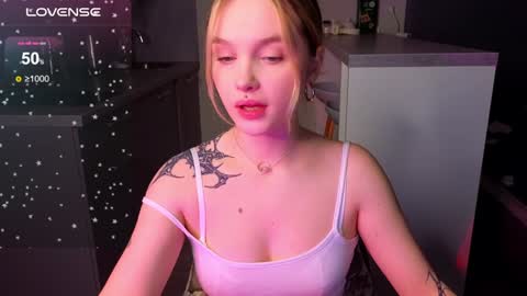 Snapshot of cute_summer_breathe chatting on December 2, 1:24 pm Sue online show from December 2, 1:24 pm