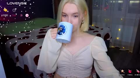 Snapshot of cute_summer_breathe chatting on March 2, 4:53 pm Sue online show from March 2, 4:53 pm