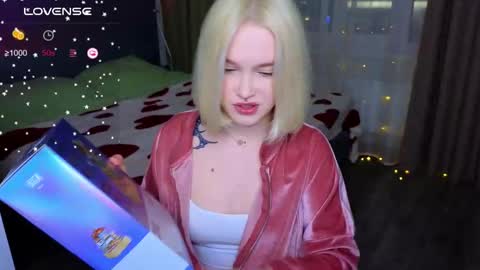 Snapshot of cute_summer_breathe chatting on March 6, 5:11 pm Sue online show from March 6, 5:11 pm