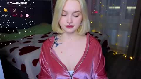 Snapshot of cute_summer_breathe chatting on March 9, 4:55 pm Sue online show from March 9, 4:55 pm