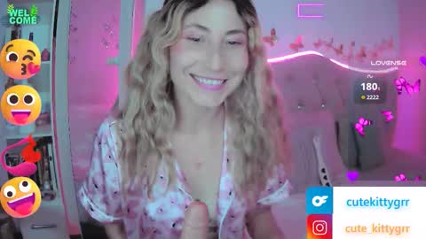 Snapshot of cuteee_kitty chatting on September 13, 12:10 am Kitty online show from September 13, 12:10 am