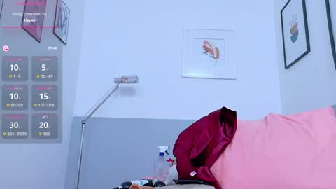 cutepetitee online show from September 12, 8:09 pm