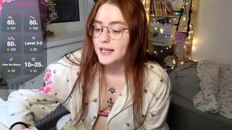 Snapshot of cutiepiealice chatting on January 16, 5:23 pm Alice online show from January 16, 5:23 pm