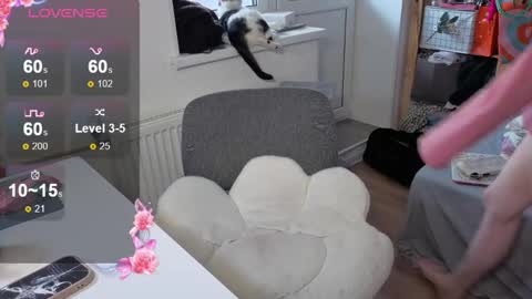 Snapshot of cutiepiealice chatting on October 22, 10:04 am Alice online show from October 22, 10:04 am