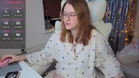 Snapshot of cutiepiealice chatting on November 22, 8:46 am Alice online show from November 22, 8:46 am