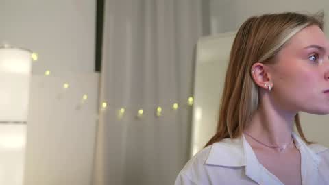 Snapshot of cyberheart_ chatting on December 2, 9:39 pm EMILY online show from December 2, 9:39 pm