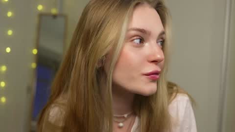 Snapshot of cyberheart_ chatting on January 22, 2:35 pm EMILY online show from January 22, 2:35 pm