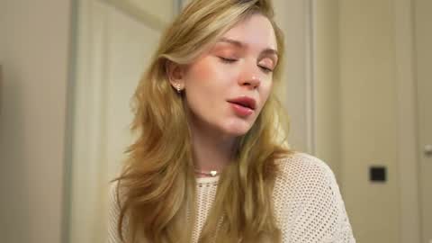 Snapshot of cyberheart_ chatting on January 23, 3:43 pm EMILY online show from January 23, 3:43 pm