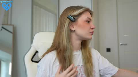 Snapshot of cyberheart_ chatting on February 8, 8:09 am EMILY online show from February 8, 8:09 am