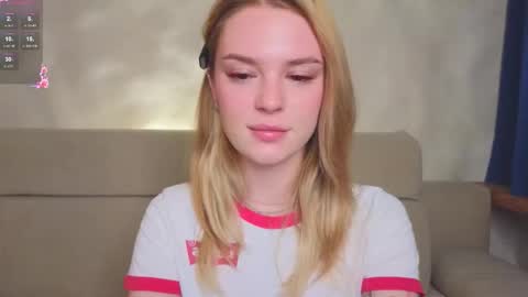 Snapshot of cyberheart_ chatting on December 17, 3:18 pm EMILY online show from December 17, 3:18 pm