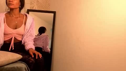 daffnelewis online show from December 1, 11:15 am