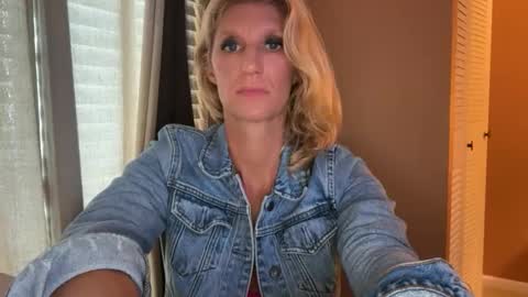 Daisy137 online show from November 12, 3:45 pm