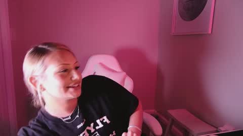 Snapshot of daisyy888 chatting on November 19, 1:27 am daisy online show from November 19, 1:27 am