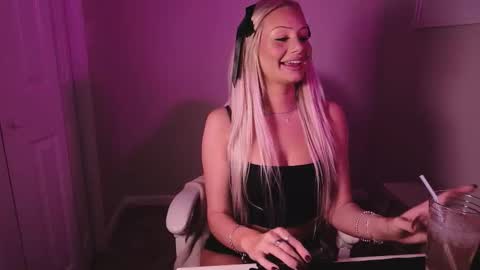 Snapshot of daisyy888 chatting on November 30, 12:36 am daisy online show from November 30, 12:36 am