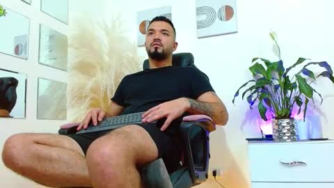 damian_ferrer01 online show from October 17, 8:55 pm