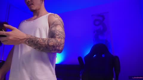 Snapshot of damianow chatting on December 4, 1:03 am insta damn8 -------- online show from December 4, 1:03 am