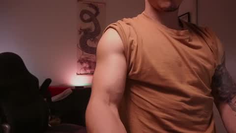 Snapshot of damianow chatting on December 18, 12:32 am insta damn8 -------- online show from December 18, 12:32 am