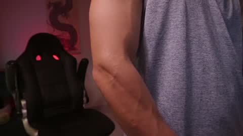 Snapshot of damianow chatting on December 21, 12:31 am insta damn8 -------- online show from December 21, 12:31 am