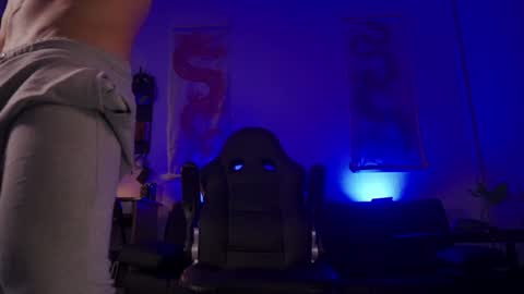 Snapshot of damianow chatting on January 10, 10:57 pm insta damn8 -------- online show from January 10, 10:57 pm