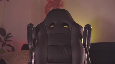 Snapshot of damianow chatting on March 1, 11:58 pm insta damn8 -------- online show from March 1, 11:58 pm