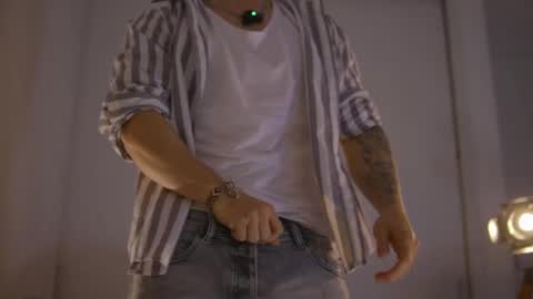 Snapshot of damianow chatting on October 18, 10:10 pm insta damn8 -------- online show from October 18, 10:10 pm