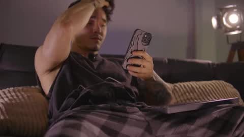 Snapshot of damianow chatting on October 19, 10:32 pm insta damn8 -------- online show from October 19, 10:32 pm