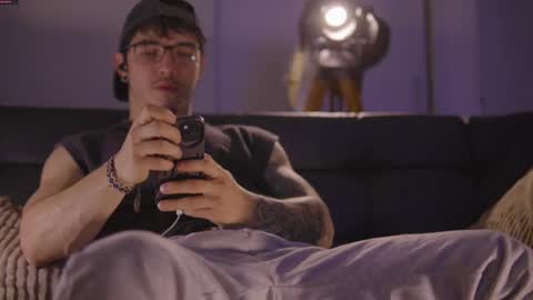 Snapshot of damianow chatting on October 20, 9:59 pm insta damn8 -------- online show from October 20, 9:59 pm