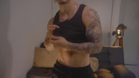 Snapshot of damianow chatting on October 24, 2:57 pm insta damn8 -------- online show from October 24, 2:57 pm