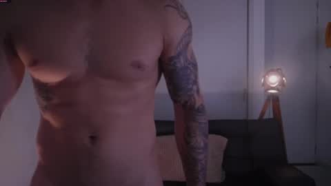 Snapshot of damianow chatting on October 27, 3:16 pm insta damn8 -------- online show from October 27, 3:16 pm