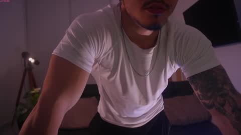 Snapshot of damianow chatting on November 4, 11:48 pm insta damn8 -------- online show from November 4, 11:48 pm