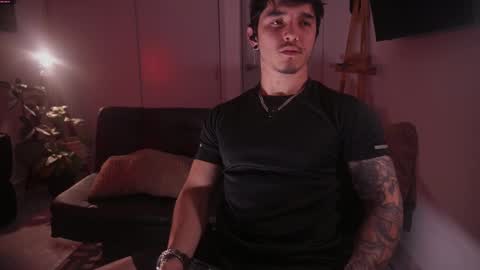 Snapshot of damianow chatting on December 17, 12:05 am insta damn8 -------- online show from December 17, 12:05 am