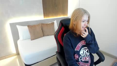 Snapshot of daniand_ chatting on September 12, 12:05 pm D A N I A online show from September 12, 12:05 pm