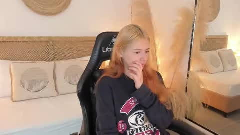 Snapshot of daniand_ chatting on September 22, 11:45 am D A N I A online show from September 22, 11:45 am