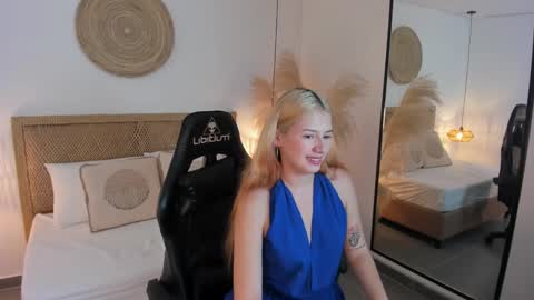 Snapshot of daniand_ chatting on September 30, 11:59 am D A N I A online show from September 30, 11:59 am