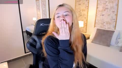 Snapshot of daniand_ chatting on November 5, 2:55 am D A N I A online show from November 5, 2:55 am