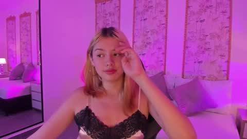 Snapshot of daniand_ chatting on November 13, 2:43 am D A N I A online show from November 13, 2:43 am