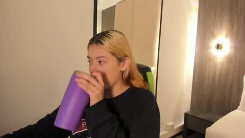 Snapshot of daniand_ chatting on November 19, 11:54 am D A N I A online show from November 19, 11:54 am