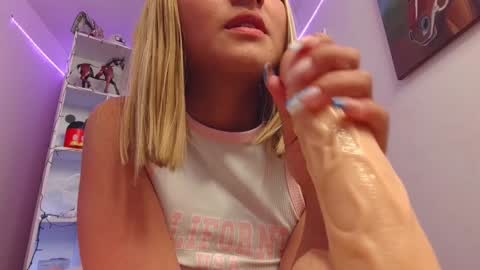 Snapshot of danmsel chatting on January 18, 7:28 am Pau online show from January 18, 7:28 am