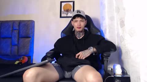 Snapshot of dann_brown chatting on November 22, 1:15 am Dann Brown online show from November 22, 1:15 am