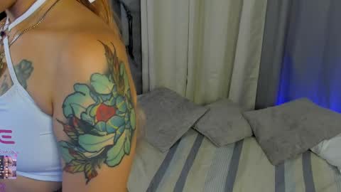 Snapshot of danna__castle chatting on October 6, 2:09 am Dannacastle online show from October 6, 2:09 am