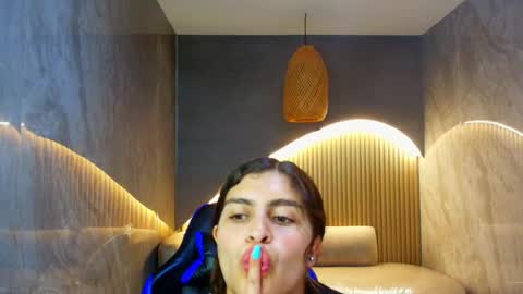 Snapshot of dany_r_ chatting on November 13, 1:32 pm Dany online show from November 13, 1:32 pm