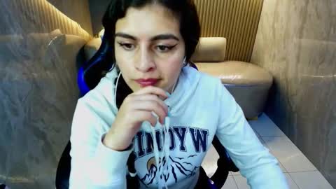 Snapshot of dany_r_ chatting on November 14, 1:32 pm Dany online show from November 14, 1:32 pm