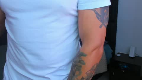 danyfitguy_ online show from January 6, 1:19 pm