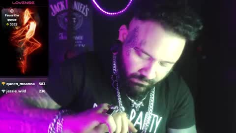 darkclothes online show from October 8, 7:50 am