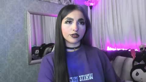 Snapshot of darki_shine_ chatting on November 22, 4:22 am cleitlin vinson online show from November 22, 4:22 am