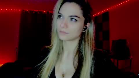 Snapshot of darkskullmistress chatting on November 27, 3:41 am roseredgoddess online show from November 27, 3:41 am