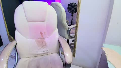 Snapshot of darlingbdsm_ chatting on January 18, 3:49 pm Darling online show from January 18, 3:49 pm