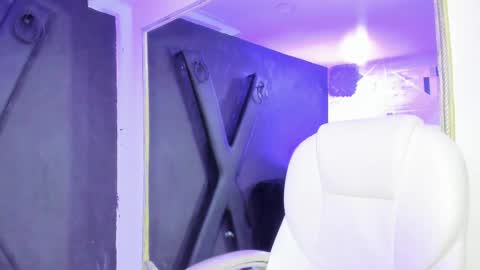 Snapshot of darlingbdsm_ chatting on February 24, 12:37 pm Darling online show from February 24, 12:37 pm