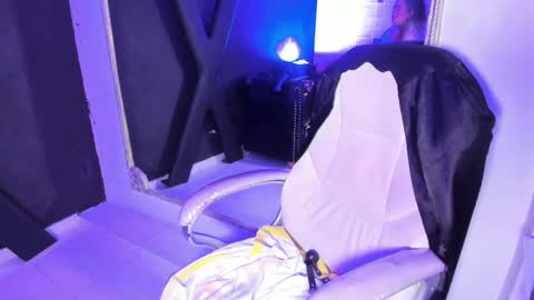 Snapshot of darlingbdsm_ chatting on February 24, 3:42 pm Darling online show from February 24, 3:42 pm