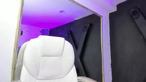 Snapshot of darlingbdsm_ chatting on February 28, 10:50 pm Darling online show from February 28, 10:50 pm